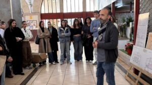 Estudiantes de la Escola d'Art en el Mercat Municipal de Felanitx