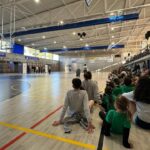 Interior del pabell&oacute;n deportivo Guillem Timoner en Felanitx con ni&ntilde;os sentados.