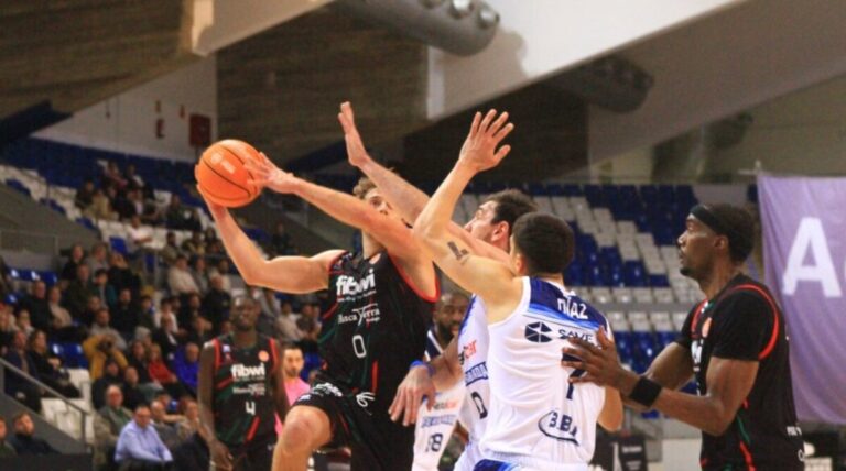 Jugadores de baloncesto en acción durante un partido del Fibwi Mallorca
