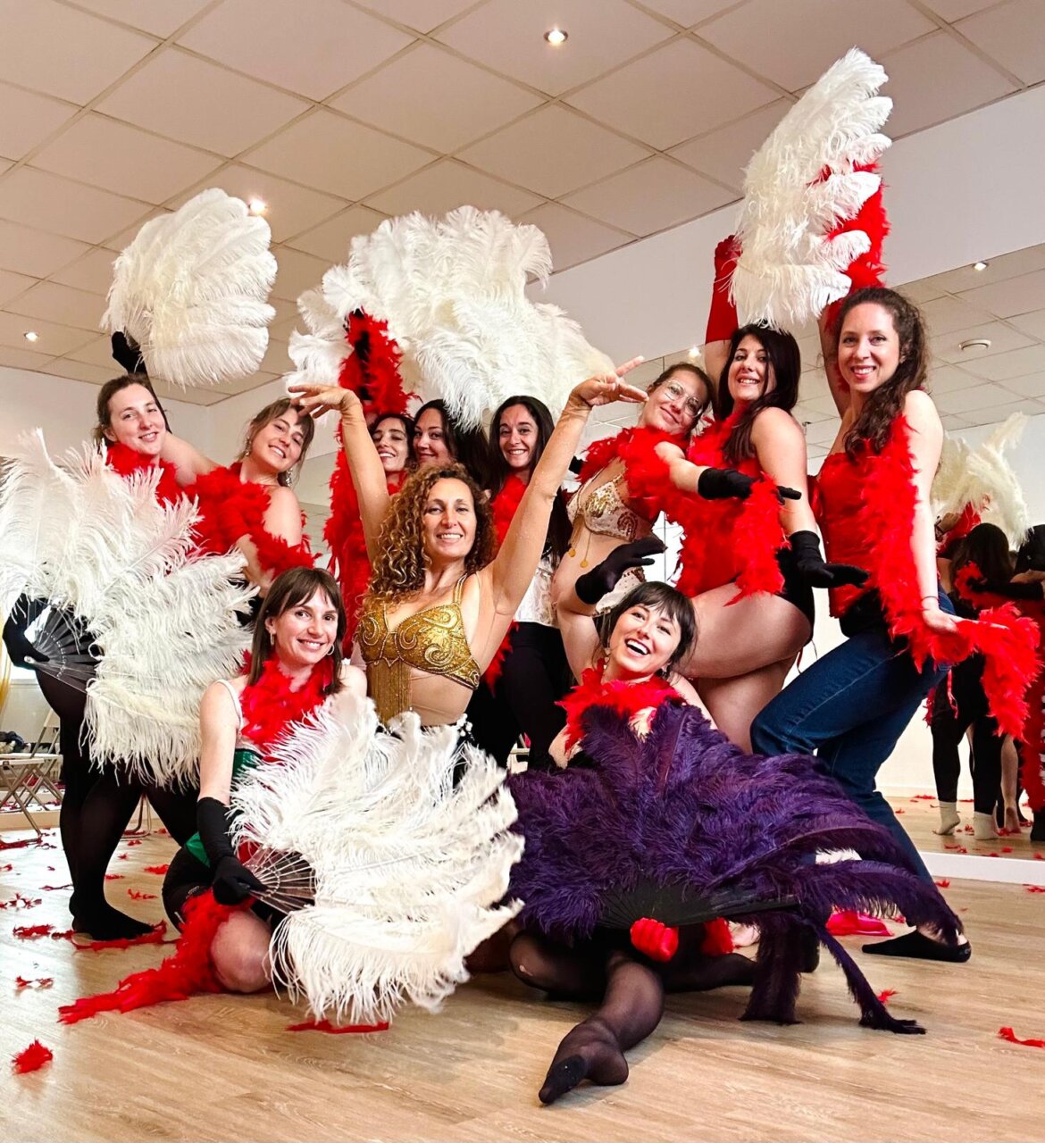 Grupo de bailarinas con plumas en un evento de danza en Mallorca