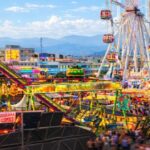 Vista de la Fira del Ram con atracciones iluminadas y visitantes