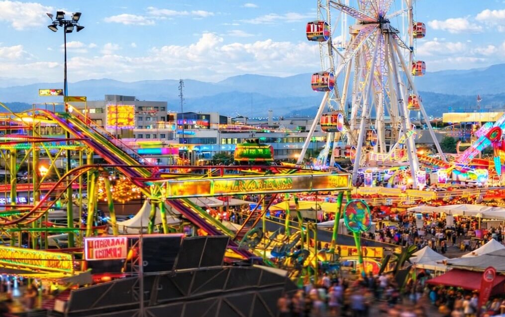 Vista de la Fira del Ram con atracciones iluminadas y visitantes