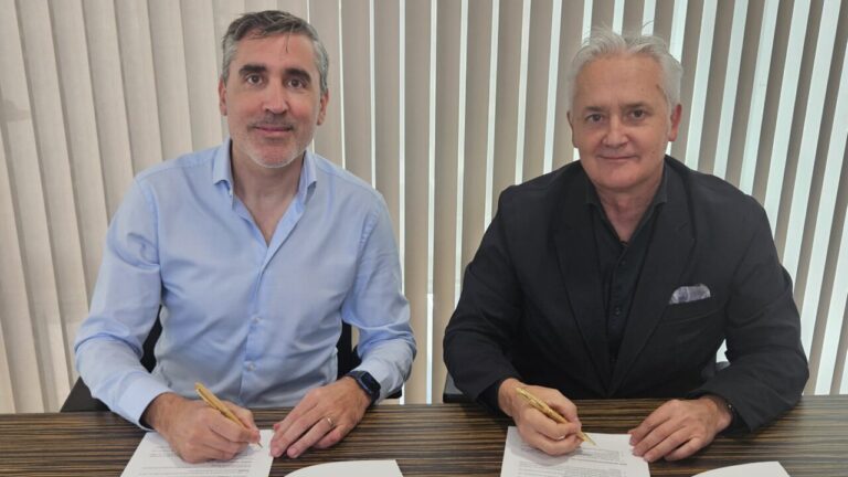 Diego Gonz&aacute;lez y Carlos Recasens firmando un convenio de colaboraci&oacute;n