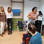 Fisioterapeutas recibiendo formaci&oacute;n sobre un exoesqueleto pedi&aacute;trico en un aula