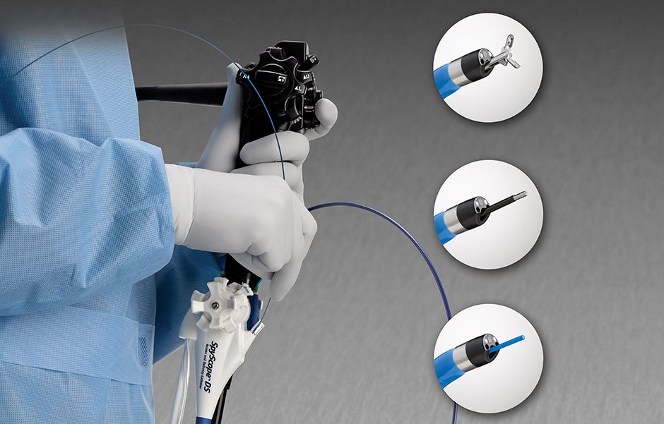 M&eacute;dico sosteniendo un endoscopio con diferentes accesorios