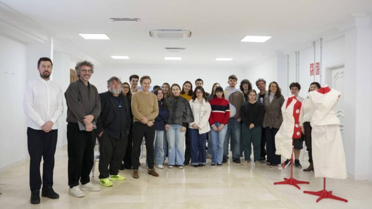 Grupo de estudiantes y docentes en el Campus ADEMA Inca