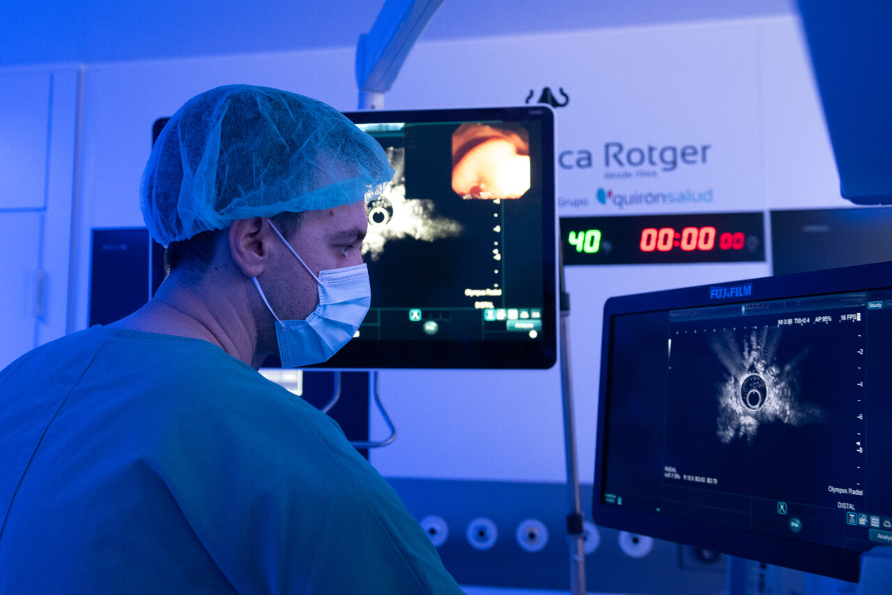 M&eacute;dico observando im&aacute;genes en pantallas durante un procedimiento m&eacute;dico