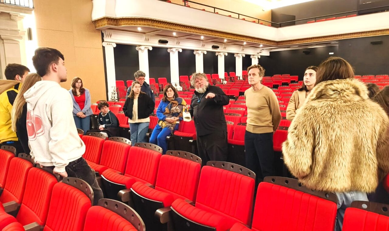 Estudiantes en el Teatre Principal de Inca discutiendo sobre la &oacute;pera