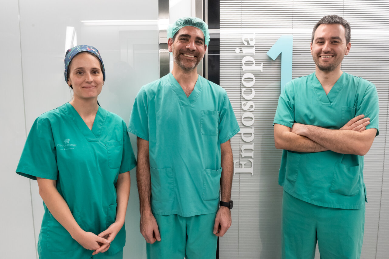Equipo m&eacute;dico en quir&oacute;fano con uniformes verdes