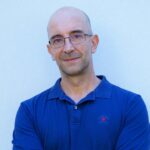 Fulvio Giannetti posando con una camisa azul en fondo blanco