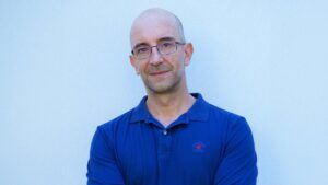 Fulvio Giannetti posando con una camisa azul en fondo blanco