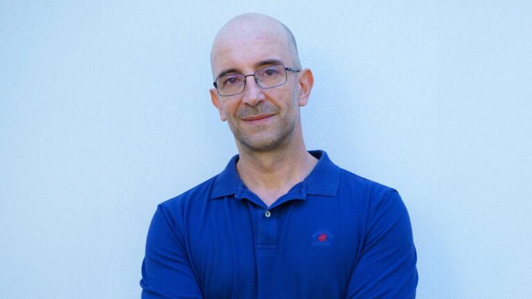 Fulvio Giannetti posando con una camisa azul en fondo blanco