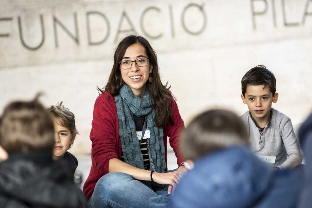 Actividad infantil en la Fundaci&oacute; Pilar i Joan Mir&oacute; con ni&ntilde;os y una educadora