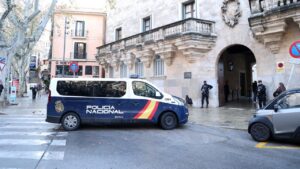 Furg&oacute;n de la Polic&iacute;a Nacional frente a la Audiencia Provincial de Baleares