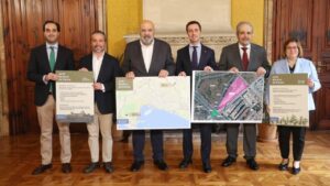 Reuni&oacute;n sobre el futuro jard&iacute;n bot&aacute;nico de Palma con mapas y documentos