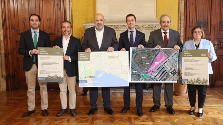 Reuni&oacute;n sobre el futuro jard&iacute;n bot&aacute;nico de Palma con mapas y documentos