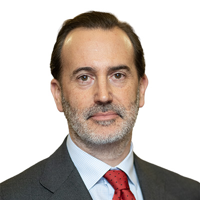 Retrato de Gabriel Le Senne con traje y corbata roja.