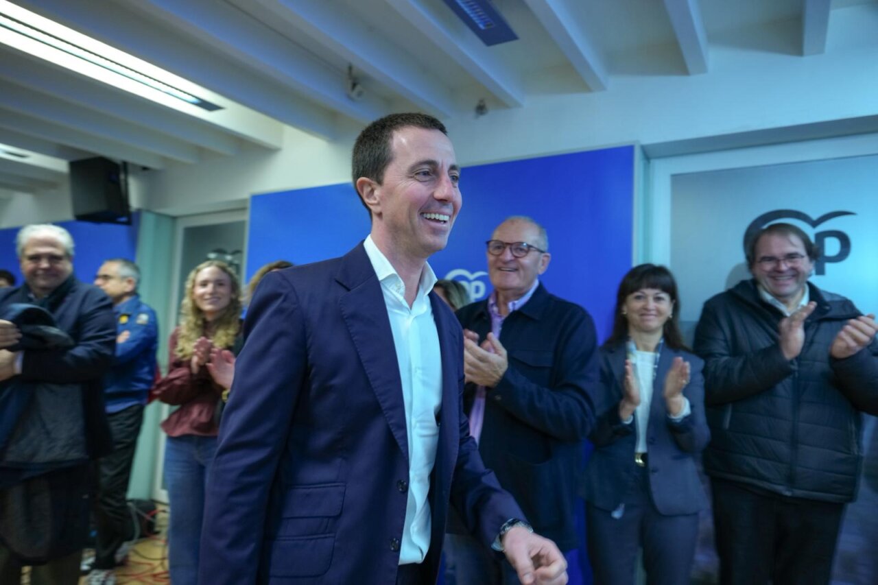 Lloren&ccedil; Galm&eacute;s sonr&iacute;e mientras presenta avales para su reelecci&oacute;n en el PP.