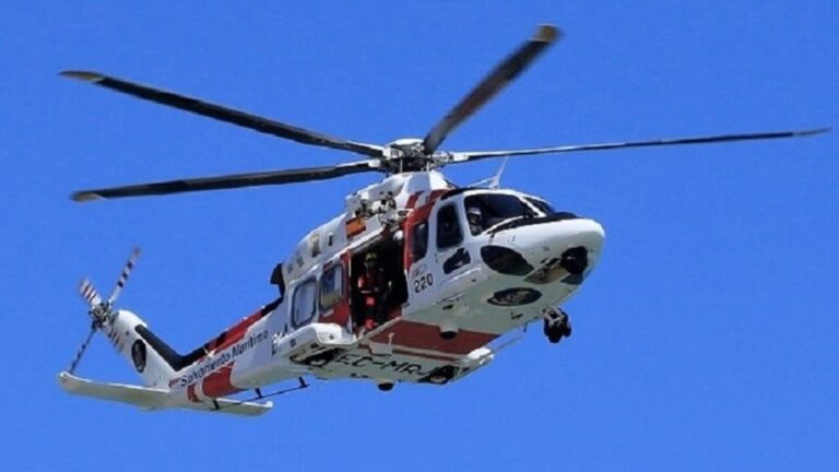 Helic&oacute;ptero Helimer 220 de Salvamento Mar&iacute;timo en vuelo