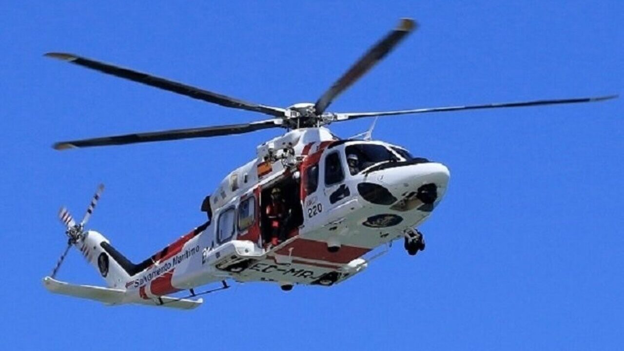 Helic&oacute;ptero Helimer 220 de Salvamento Mar&iacute;timo en vuelo