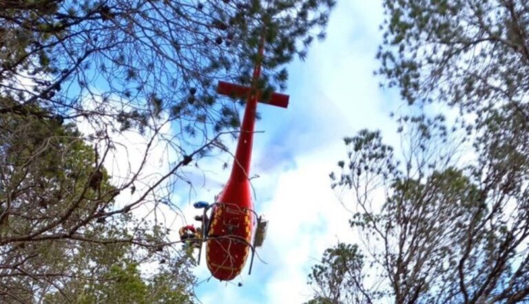 Helic&oacute;ptero Milana de los Bomberos de Mallorca en acci&oacute;n de rescate