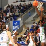 Jugadores de baloncesto en acción durante el derbi entre Hestia Menorca y Fibwi Mallorca