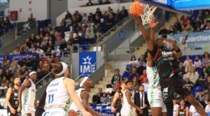 Jugadores de baloncesto en acci&oacute;n durante el derbi entre Hestia Menorca y Fibwi Mallorca