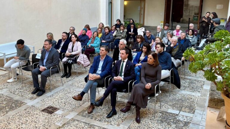 Asistentes al homenaje a Joan Alcover en un evento cultural