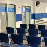 Interior de un hospital vac&iacute;o con sillas de espera vac&iacute;as