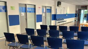 Interior de un hospital vac&iacute;o con sillas de espera vac&iacute;as