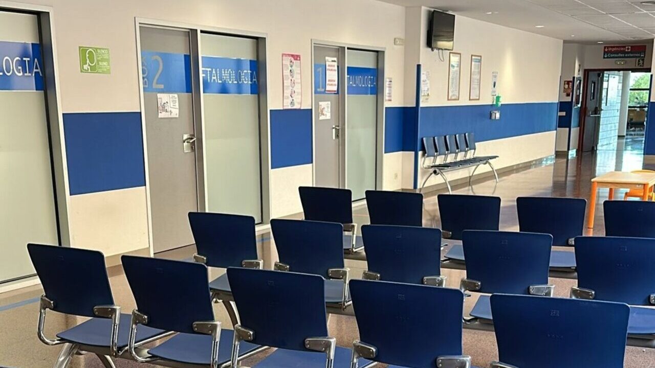 Interior de un hospital vac&iacute;o con sillas de espera vac&iacute;as