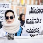 M&eacute;dicos en huelga sosteniendo pancartas en protesta