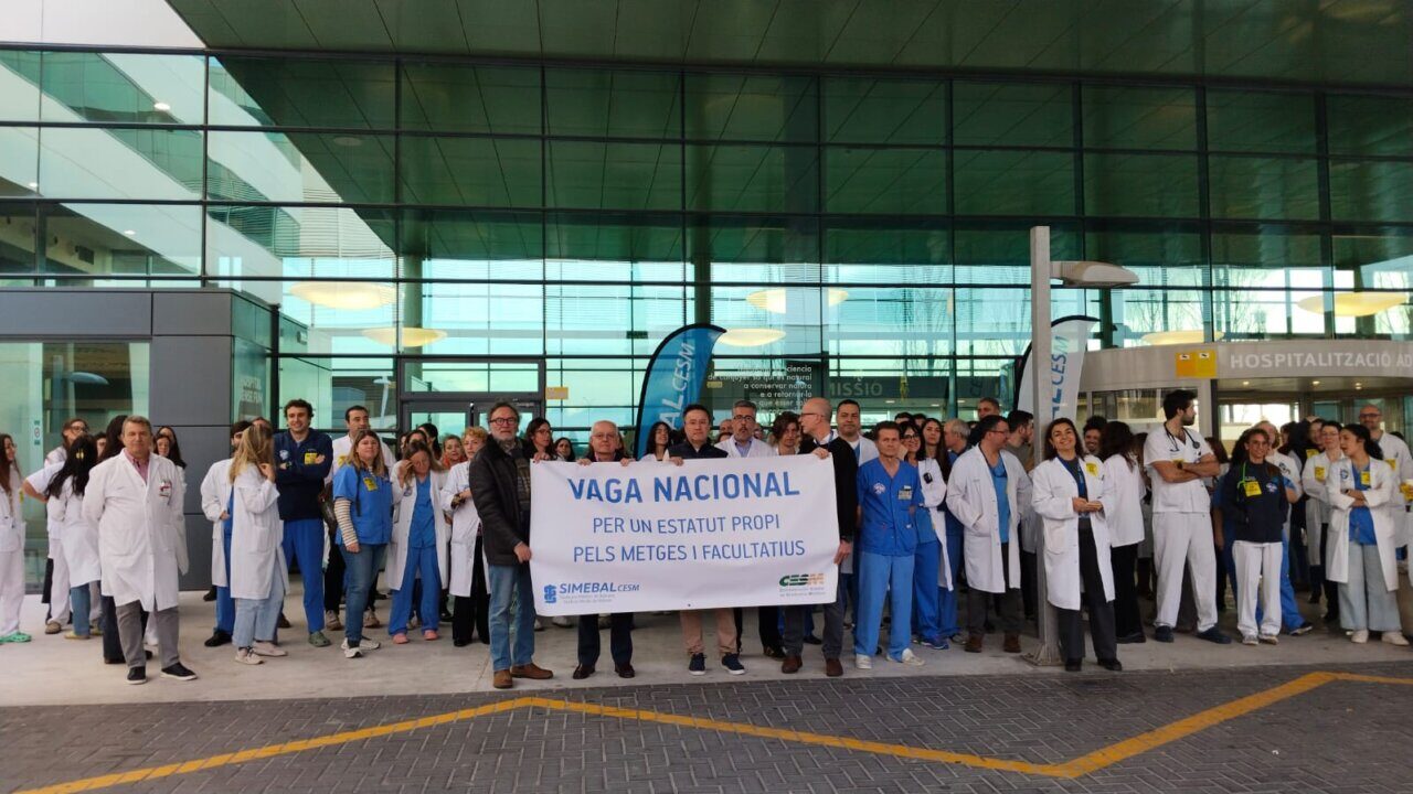 M&eacute;dicos en huelga sosteniendo una pancarta en un hospital