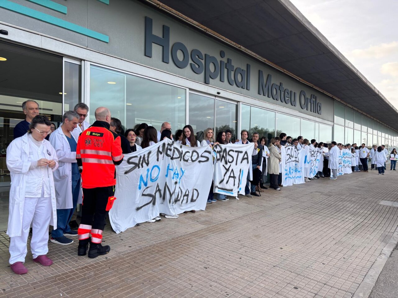 Protesta de m&eacute;dicos en el Hospital Mateu Orfila con pancartas