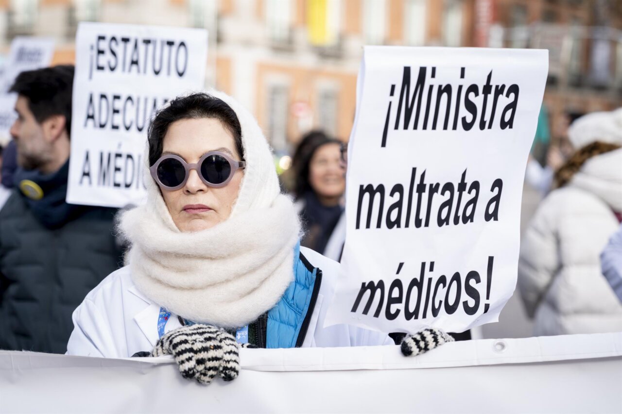 M&eacute;dicos en huelga sosteniendo pancartas en protesta