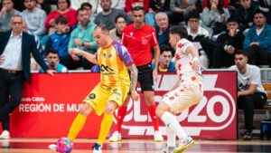 Jugadores de futsal compitiendo en un partido intenso en Murcia.