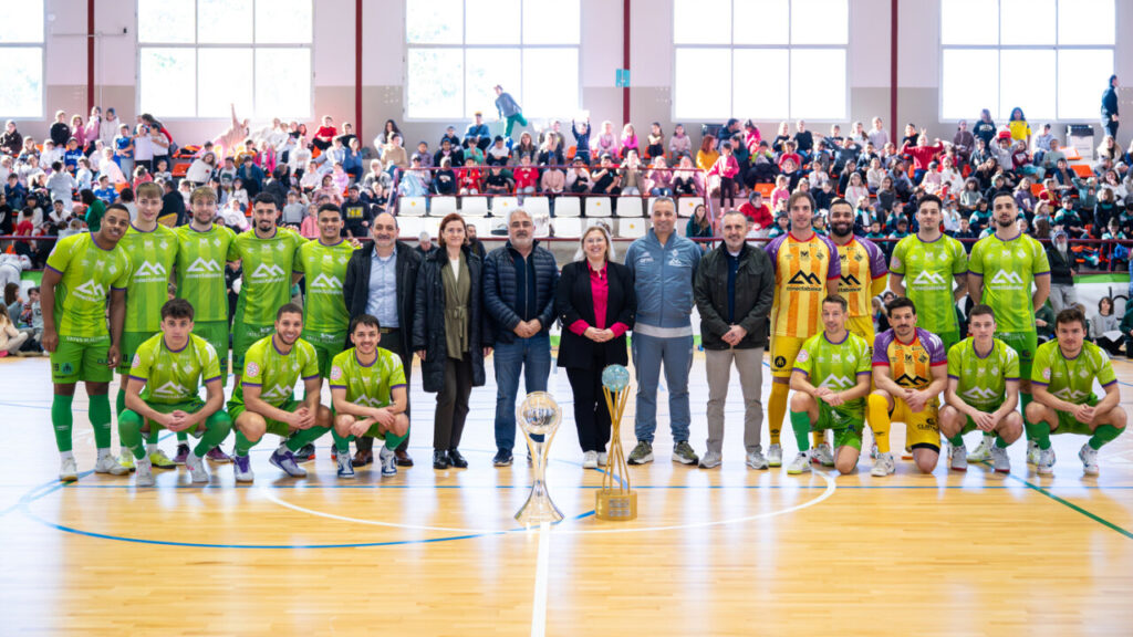 Equipo de futsal Illes Balears Palma en Llucmajor con trofeos