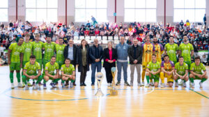 Equipo de futsal Illes Balears Palma en Llucmajor con trofeos