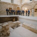 Inauguración del Parador de Ibiza con asistentes en el interior del edificio.