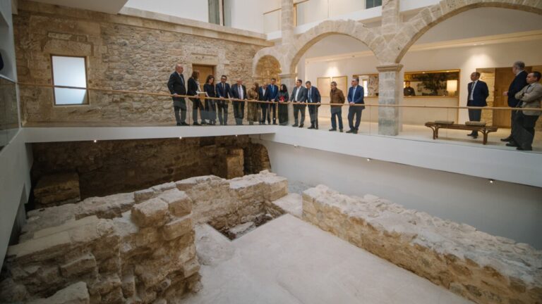 Inauguración del Parador de Ibiza con asistentes en el interior del edificio.
