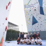 Inauguración de los nuevos rocódromos homologados en Mallorca con escaladores y autoridades presentes.