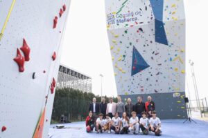 Inauguraci&oacute;n de los nuevos roc&oacute;dromos homologados en Mallorca con escaladores y autoridades presentes.
