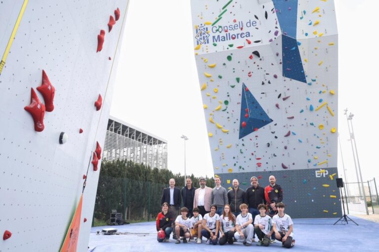 Inauguración de los nuevos rocódromos homologados en Mallorca con escaladores y autoridades presentes.