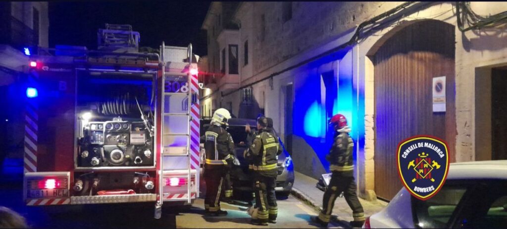 Bomberos atendiendo un incendio en Algaida con veh&iacute;culos de emergencia