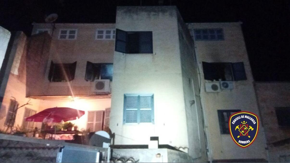Edificio afectado por un incendio en Algaida durante la noche