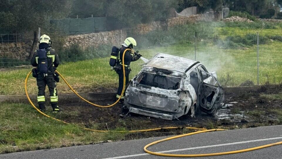 Un coche arde en plena carretera en Alc&uacute;dia