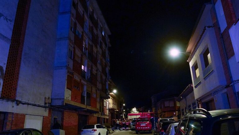 Mueren cinco j&oacute;venes tras un incendio en un trastero en Manlleu (Barcelona)