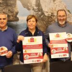Tres personas sosteniendo carteles de la campa&ntilde;a Gaudeix del municipio de Santany&iacute;