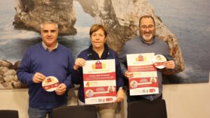 Tres personas sosteniendo carteles de la campa&ntilde;a Gaudeix del municipio de Santany&iacute;