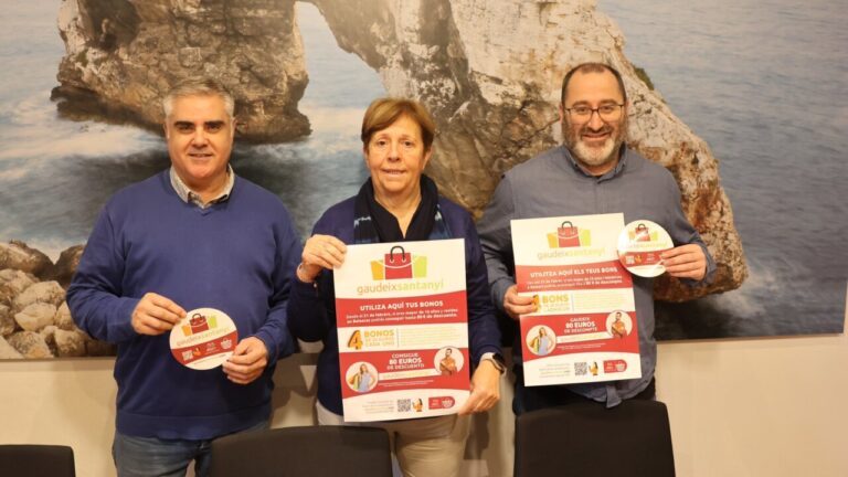 Tres personas sosteniendo carteles de la campa&ntilde;a Gaudeix del municipio de Santany&iacute;